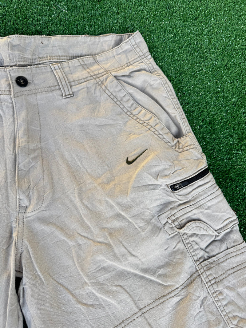 VINTAGE NIKE CARGO SHORTS 36