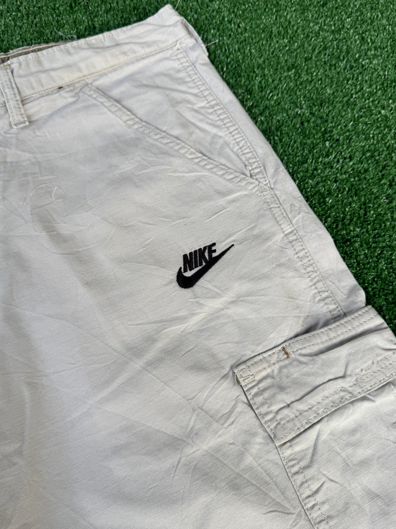 VINTAGE NIKE CARGO SHORTS 33