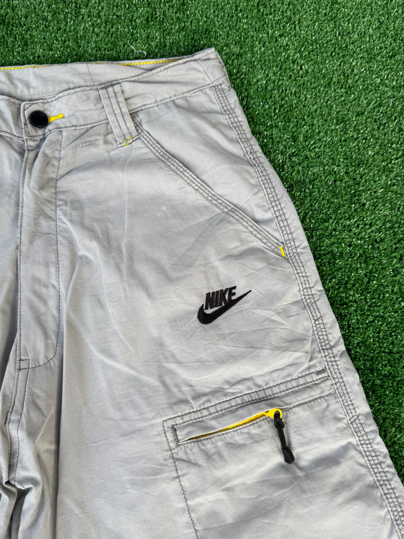 VINTAGE NIKE CARGO SHORTS 28