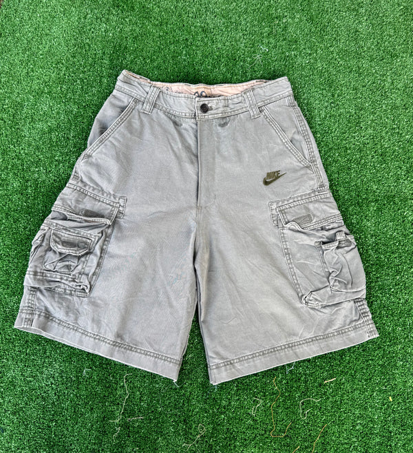 VINTAGE NIKE CARGO SHORTS 30