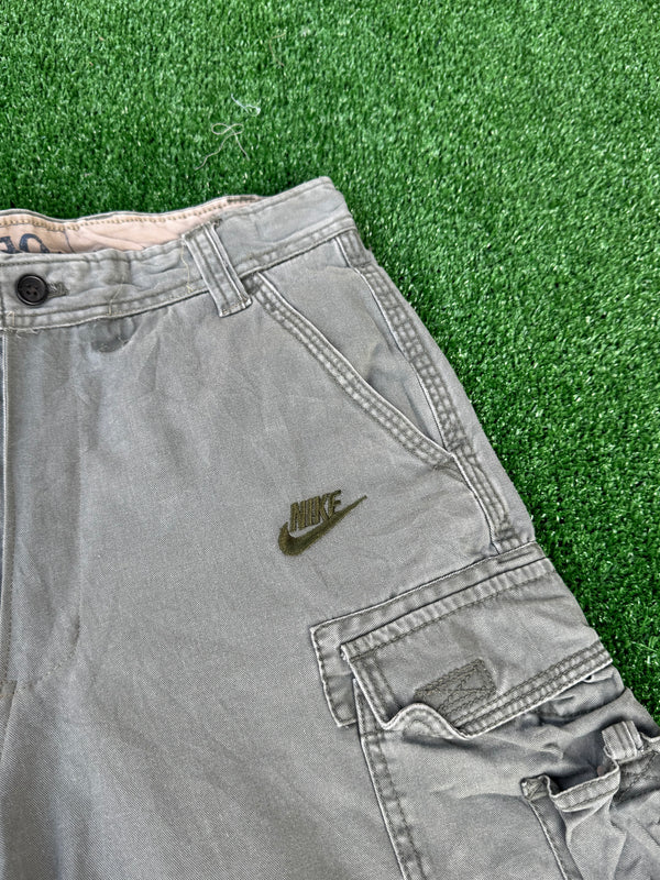 VINTAGE NIKE CARGO SHORTS 30