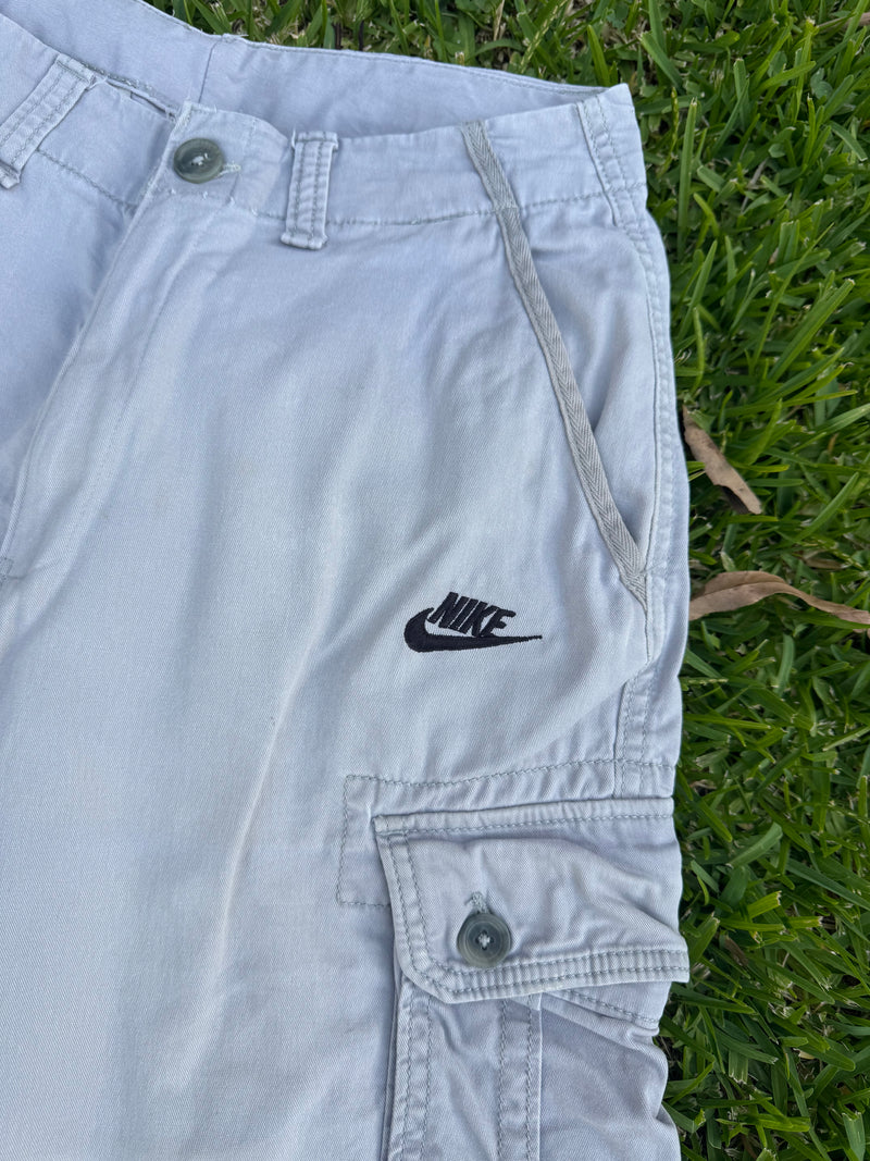 VINTAGE NIKE CARGO SHORTS 27