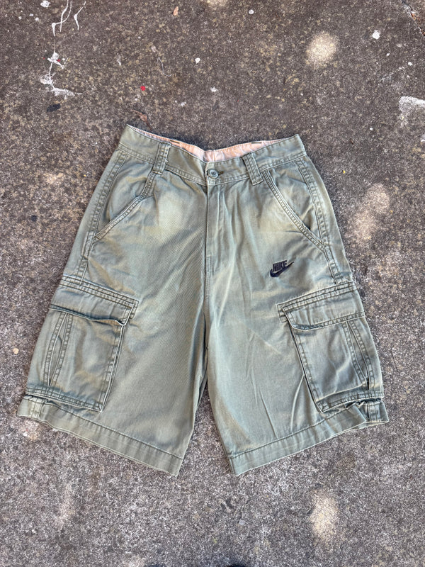 VINTAGE NIKE CARGO SHORTS 26