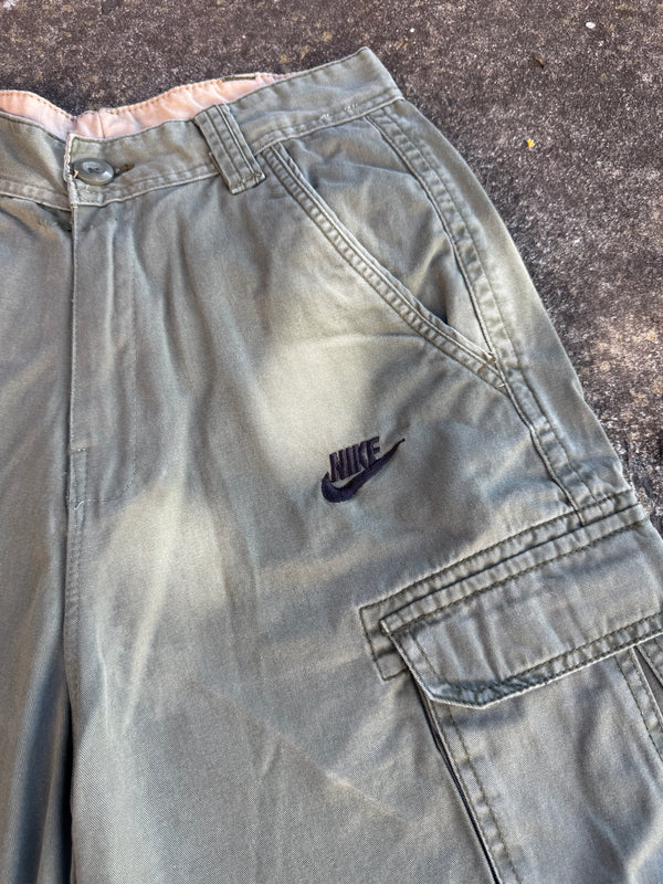 VINTAGE NIKE CARGO SHORTS 26