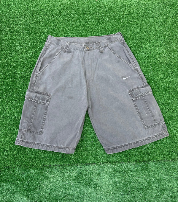 VINTAGE NIKE CARGO SHORTS 30