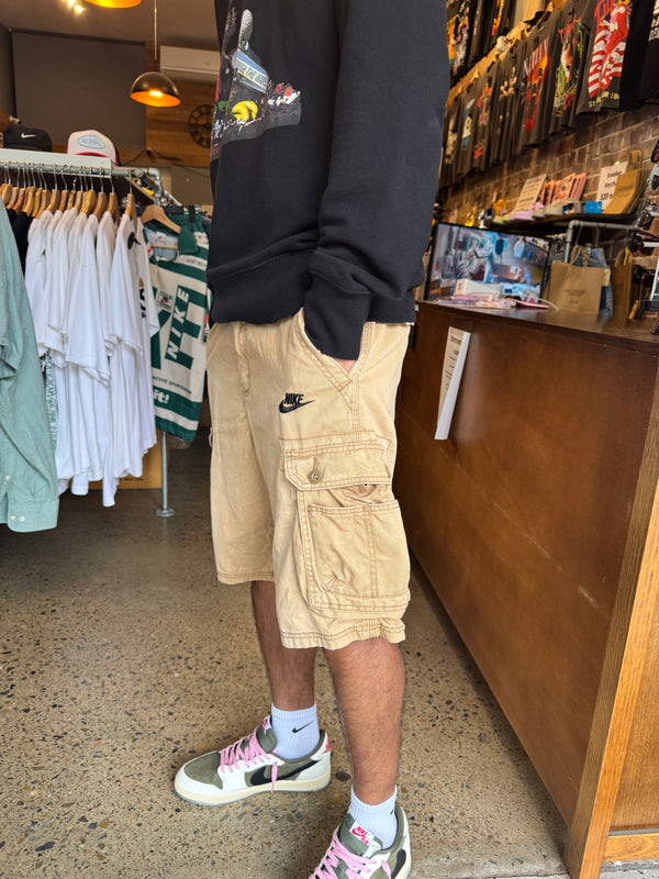 VINTAGE NIKE CARGO SHORTS 32