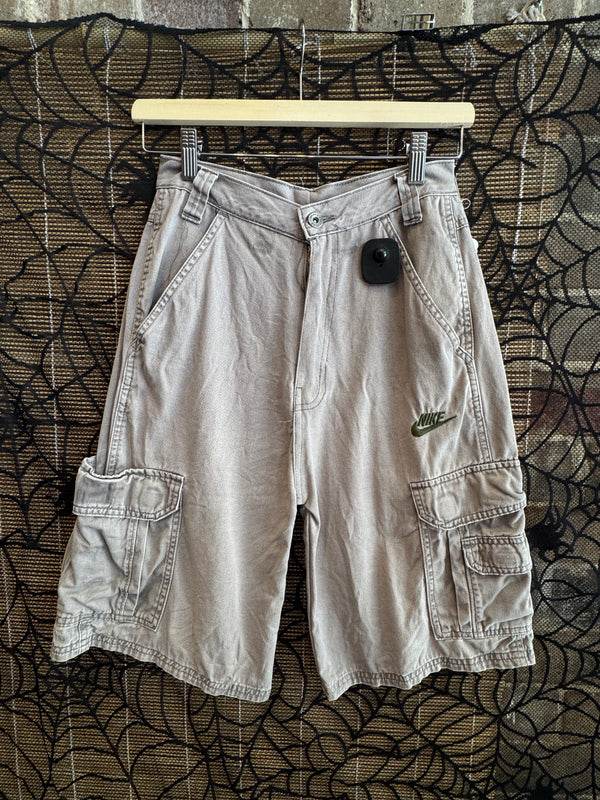 VINTAGE NIKE CARGO SHORTS 25