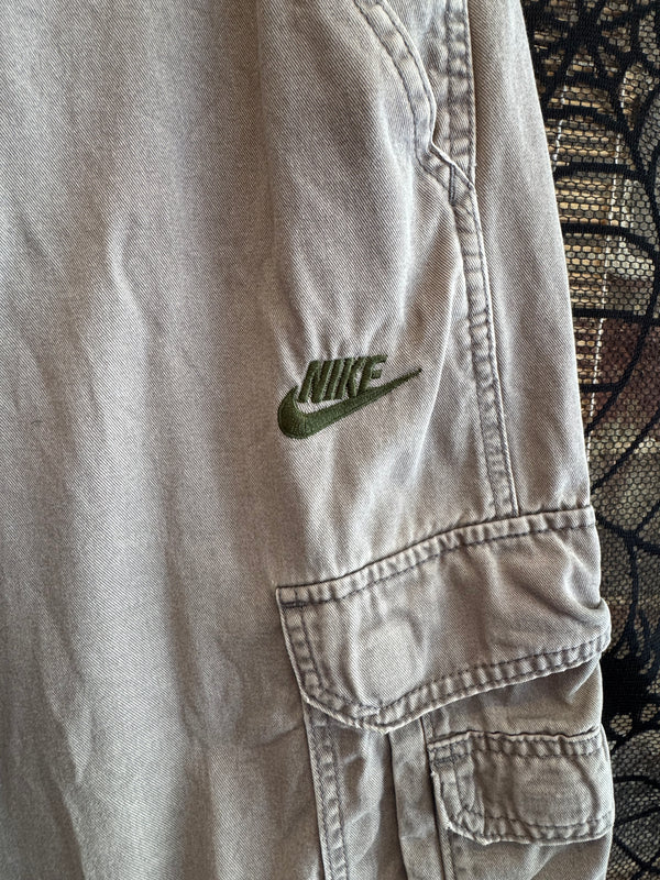 VINTAGE NIKE CARGO SHORTS 25