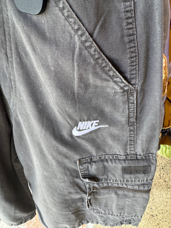 VINTAGE NIKE CARGO SHORTS 24