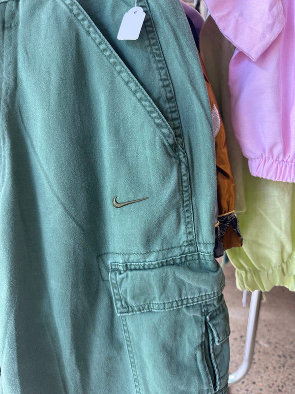 VINTAGE NIKE CARGO SHORTS 24