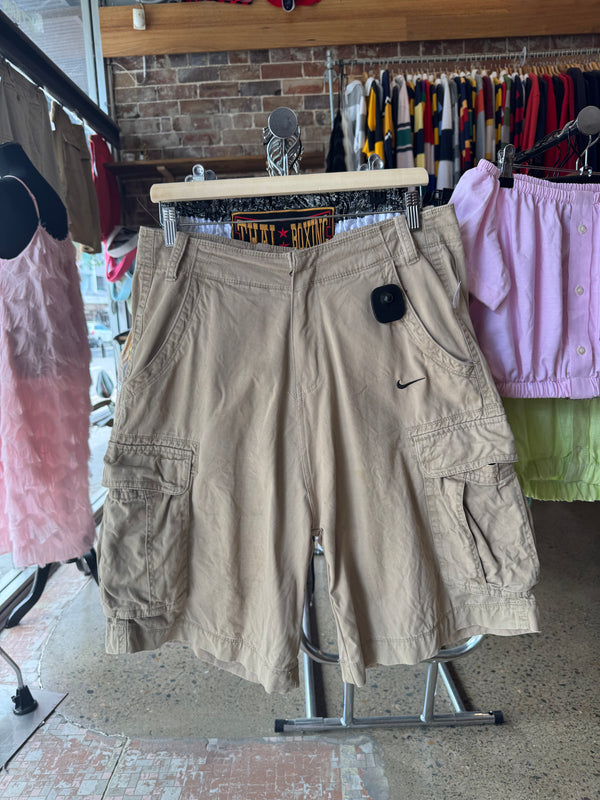 VINTAGE NIKE CARGO SHORTS 32