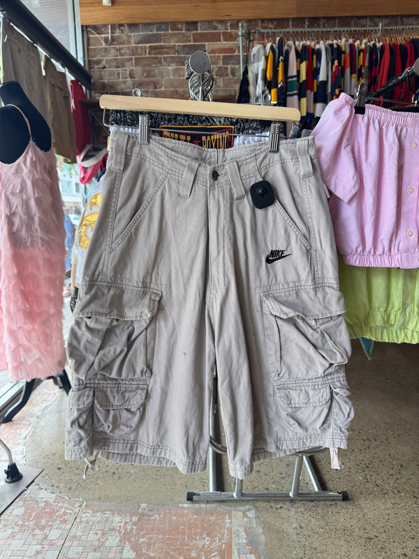 VINTAGE NIKE CARGO SHORTS 30