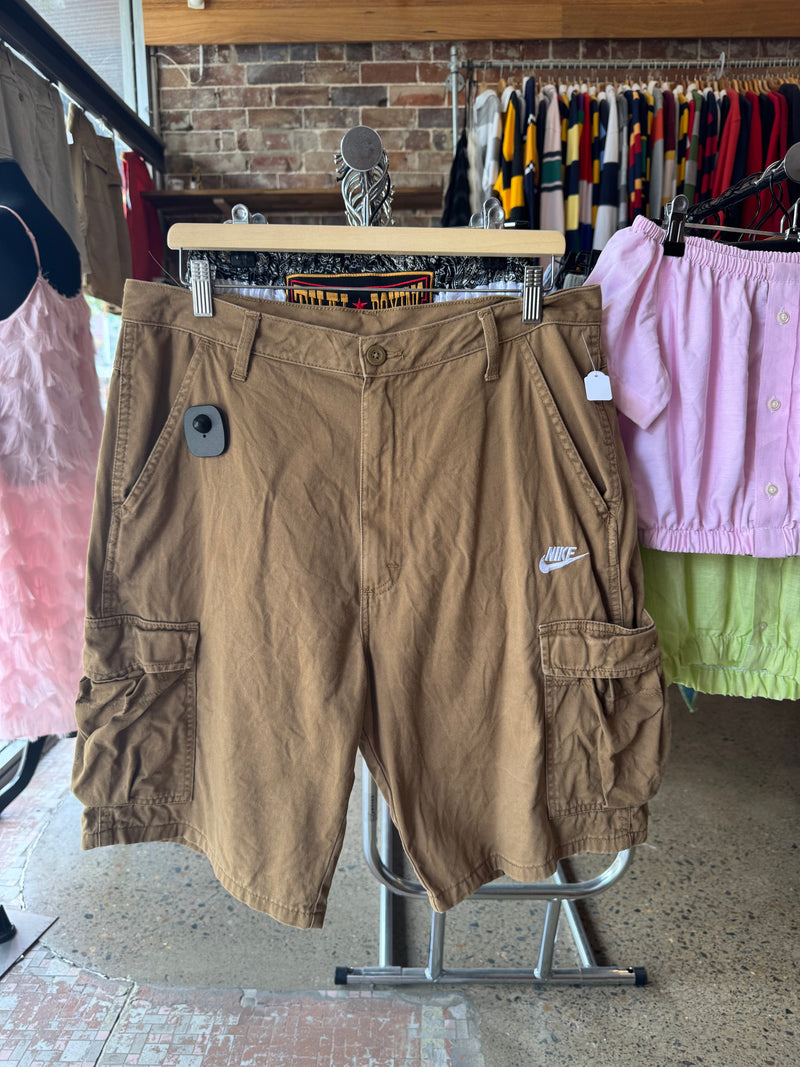 VINTAGE NIKE CARGO SHORTS 34