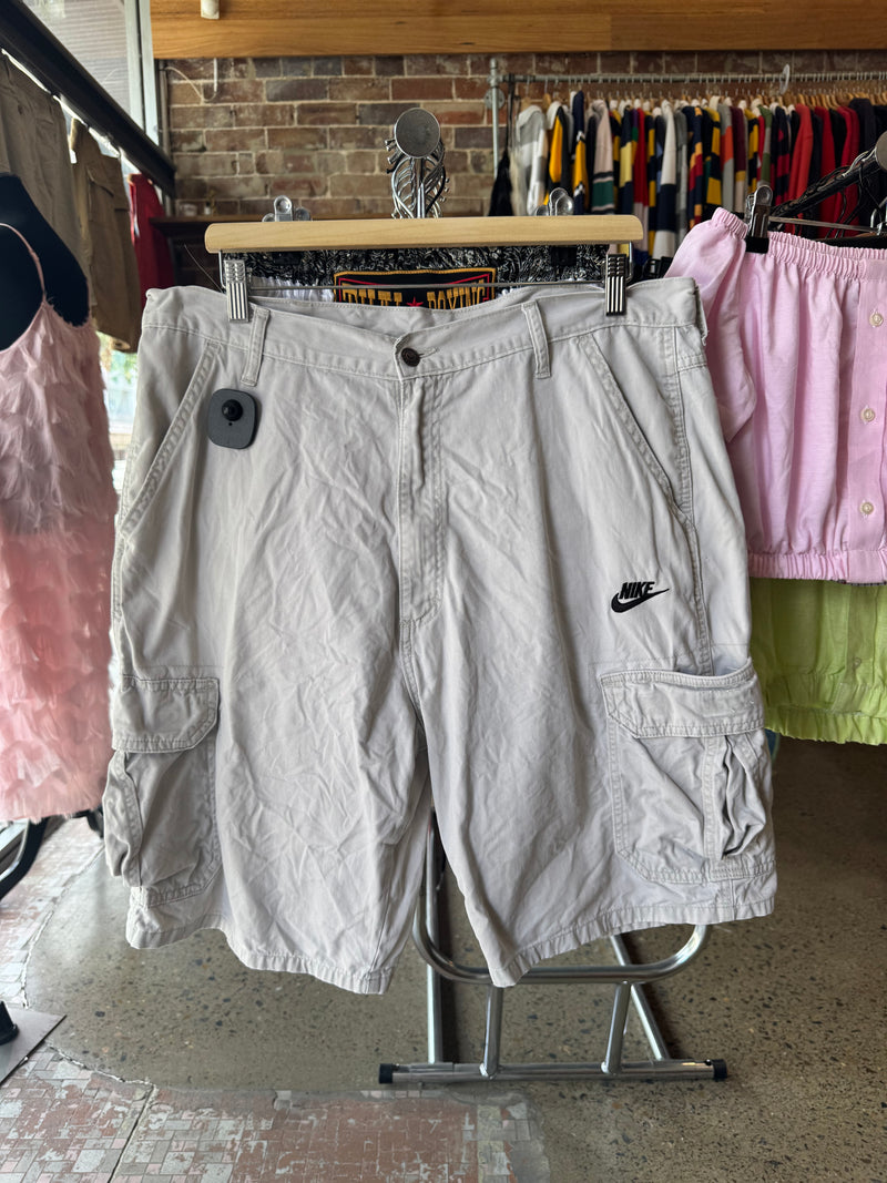 VINTAGE NIKE CARGO SHORTS 36