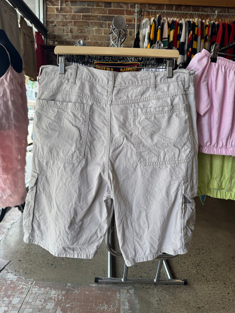 VINTAGE NIKE CARGO SHORTS 36