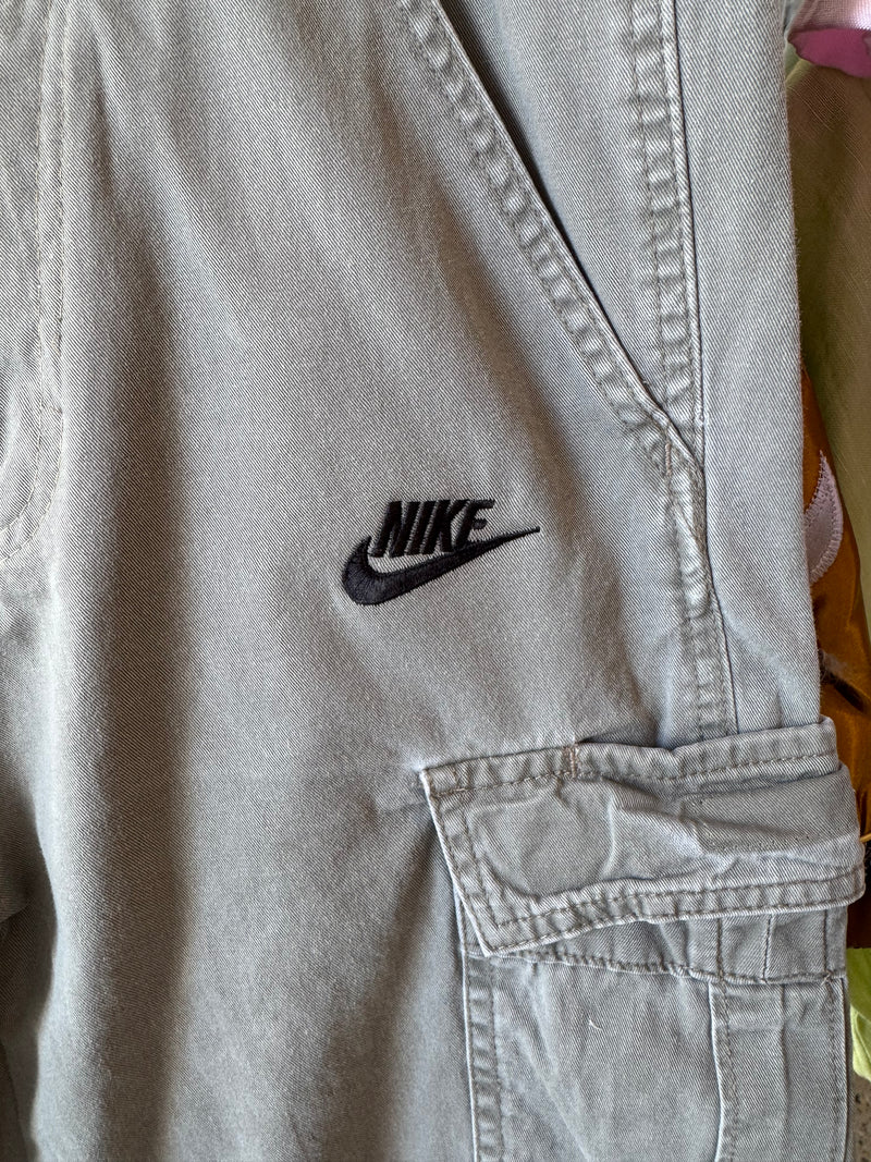 VINTAGE NIKE CARGO SHORTS 25