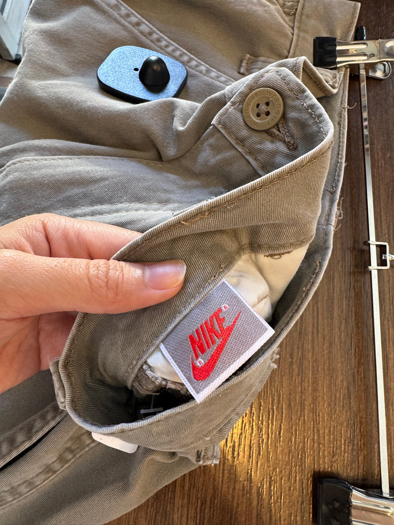 VINTAGE NIKE CARGO SHORTS 25