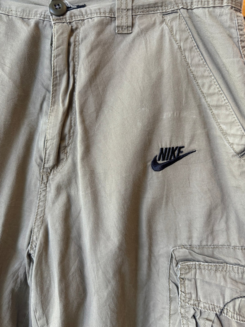 VINTAGE NIKE CARGO SHORTS 30