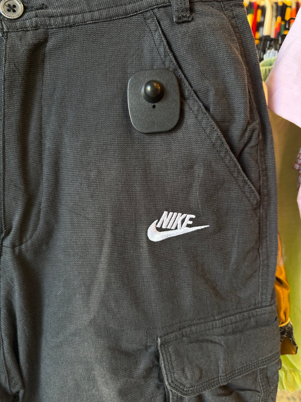 VINTAGE NIKE CARGO SHORTS 28