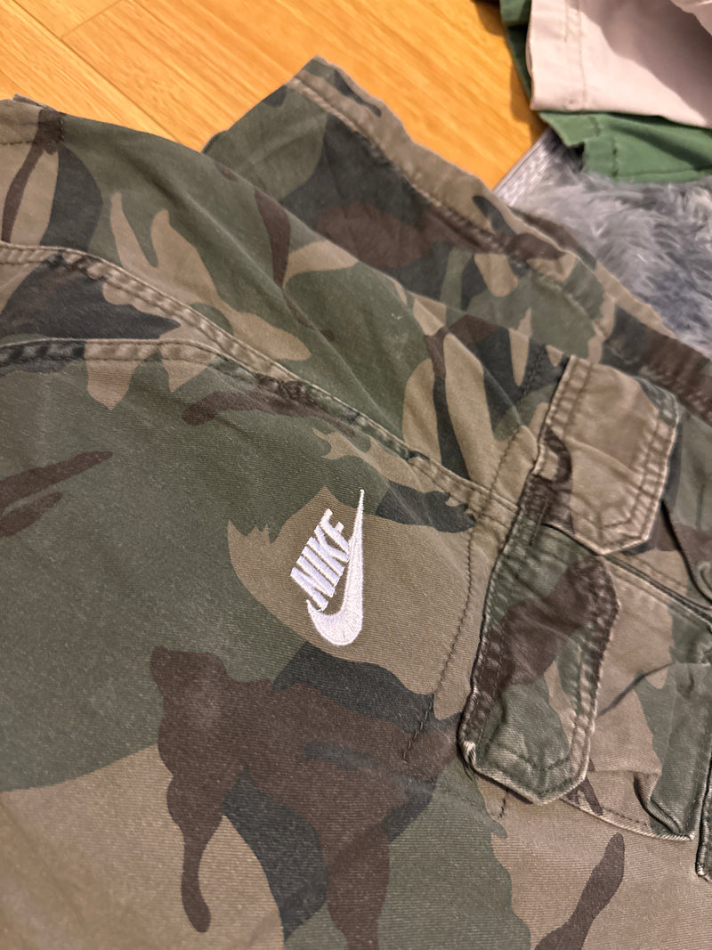 VINTAGE NIKE CARGO SHORTS 29