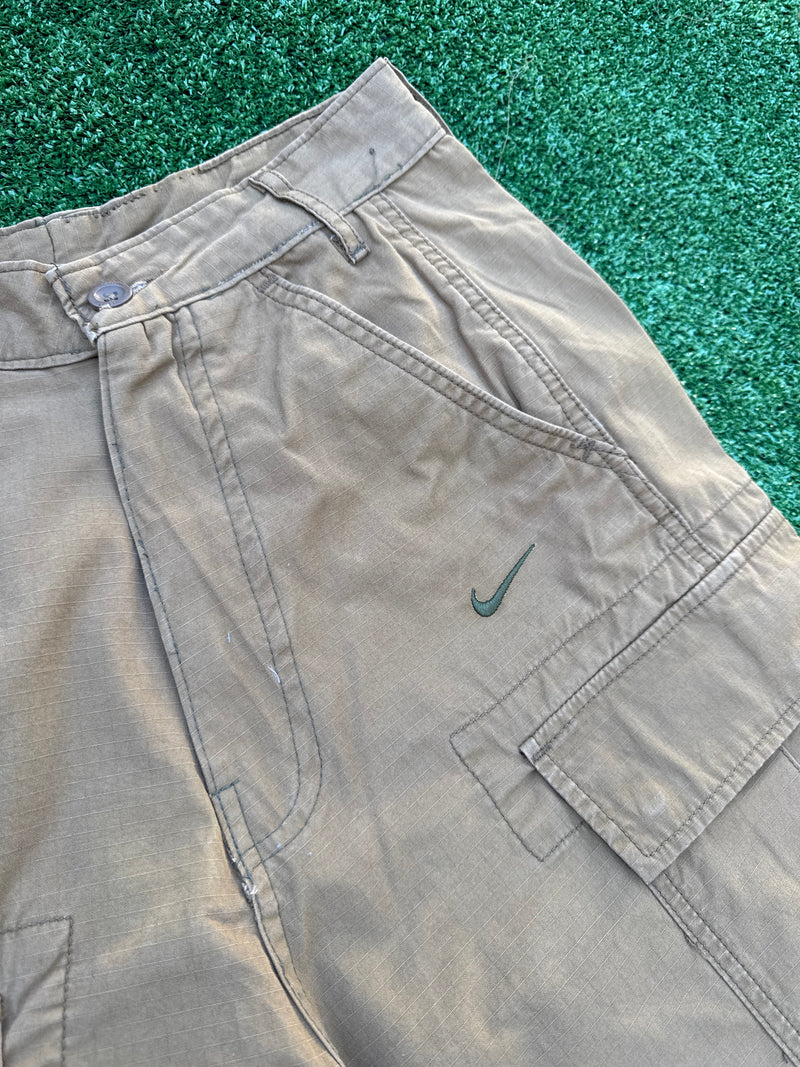 VINTAGE NIKE CARGO SHORTS 27