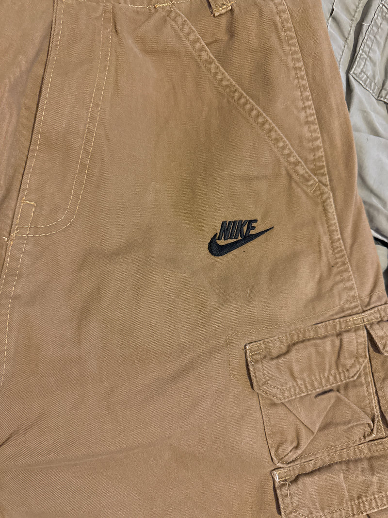 VINTAGE NIKE CARGO SHORTS 25