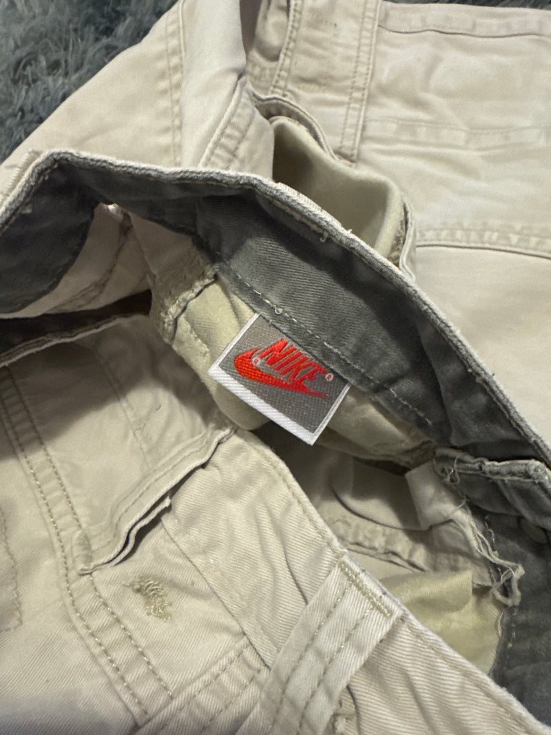 VINTAGE NIKE CARGO SHORTS 25